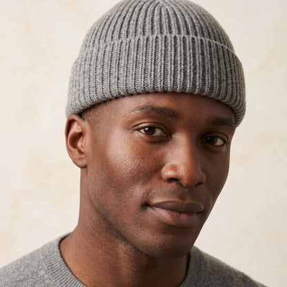 Men's undyed cashmere beanie, natural melange in Mid Grey Melange - view 4