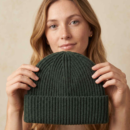 Women's hand-knit cashmere beanie in Pine - view 4