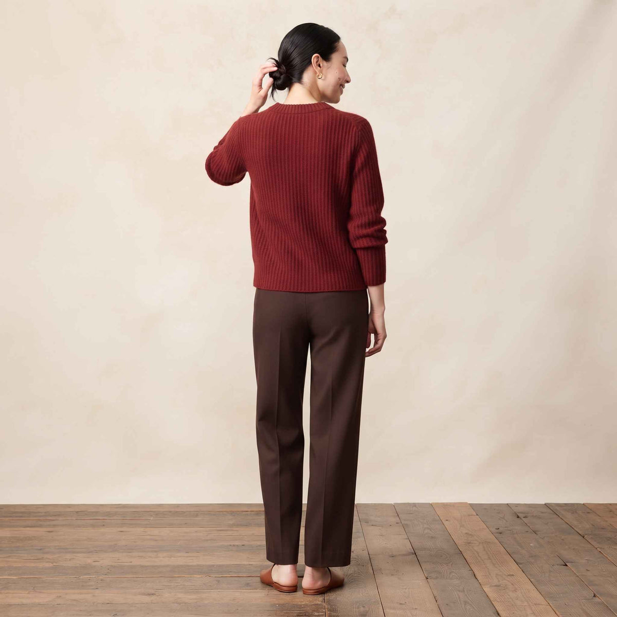 Women's heavyweight ribbed cashmere crewneck sweater in Red Wine — view 4