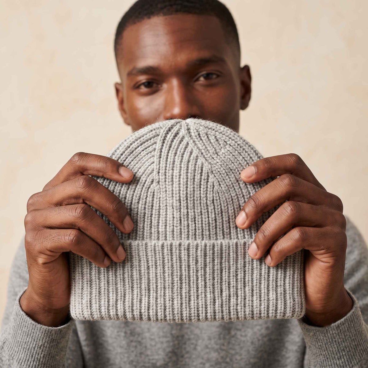 Men's undyed cashmere beanie, natural melange in Light Grey Melange - view 5