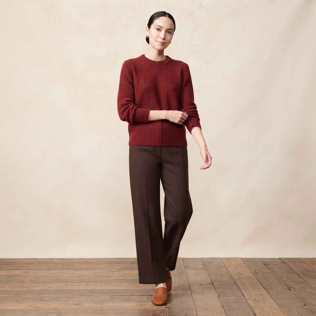 Women's heavyweight ribbed cashmere crewneck sweater in Red Wine — view 5