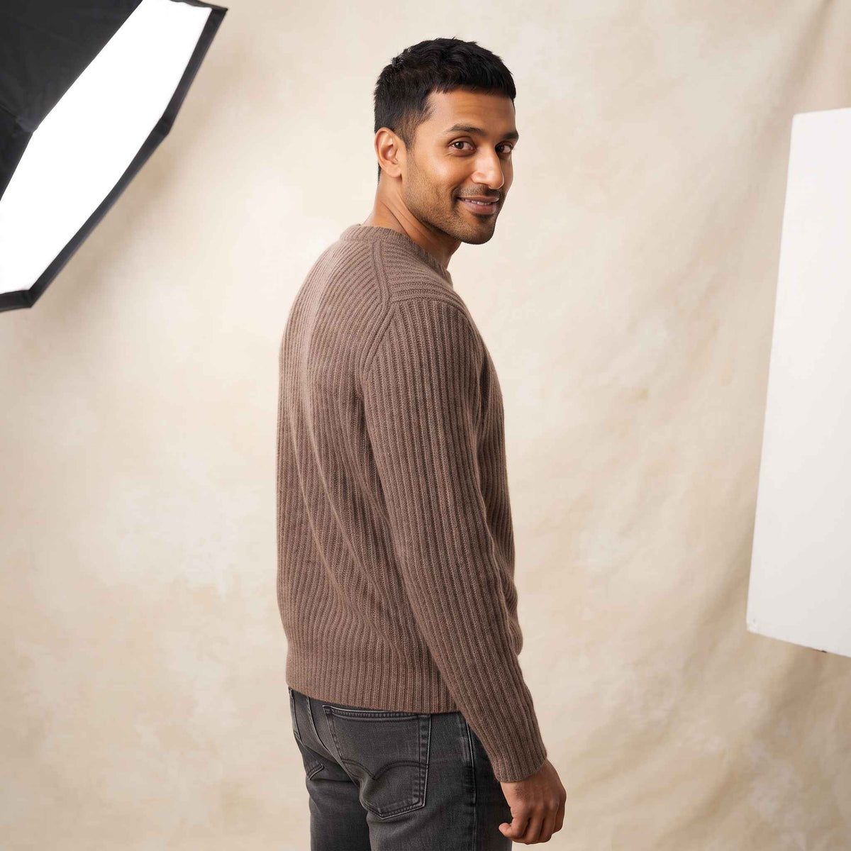 Men's ultra-thick 4-ply cashmere crewneck sweater in Brown — view 5