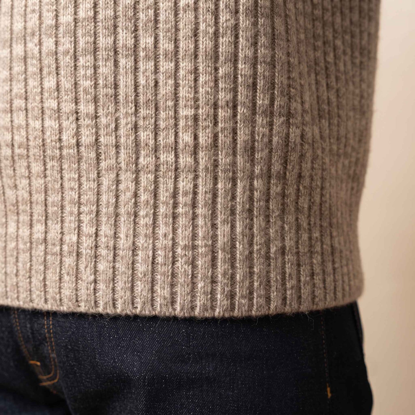 Men's ribbed cashmere crewneck sweater, Signature in Light Grey Melange - view 4