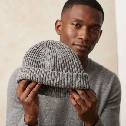 Men's undyed cashmere beanie, natural melange in Mid Grey Melange - view 5