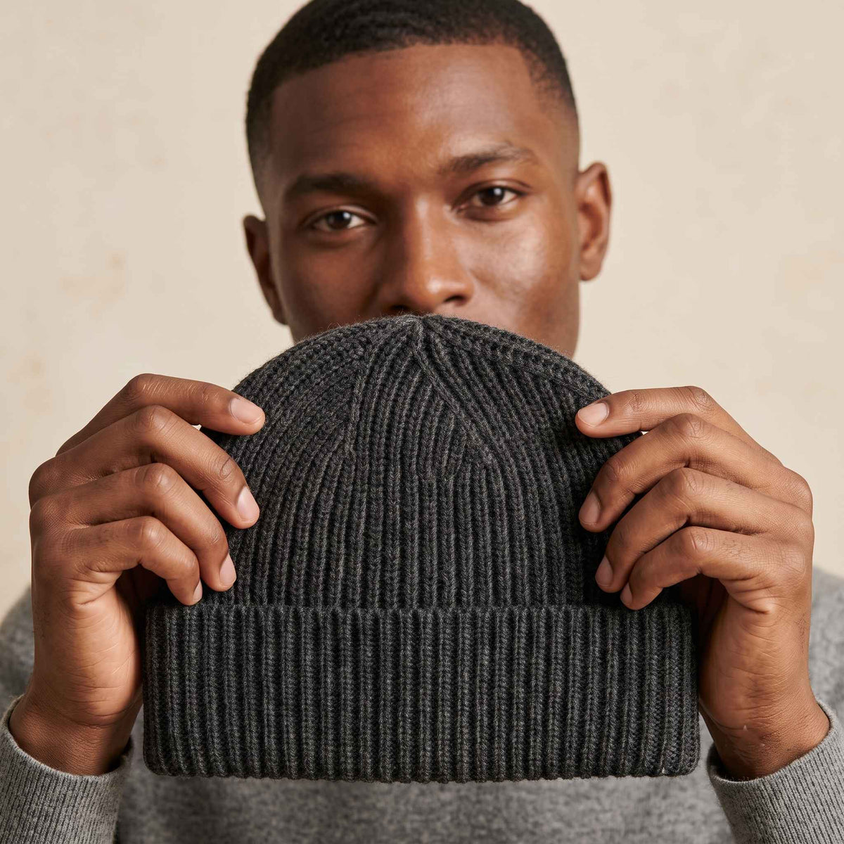 Men's undyed cashmere beanie, natural melange in Dark Grey Melange - view 5
