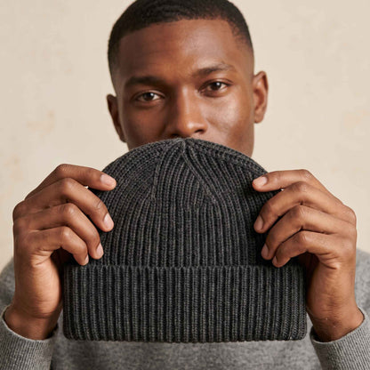 Men's undyed cashmere beanie, natural melange in Dark Grey Melange - view 5