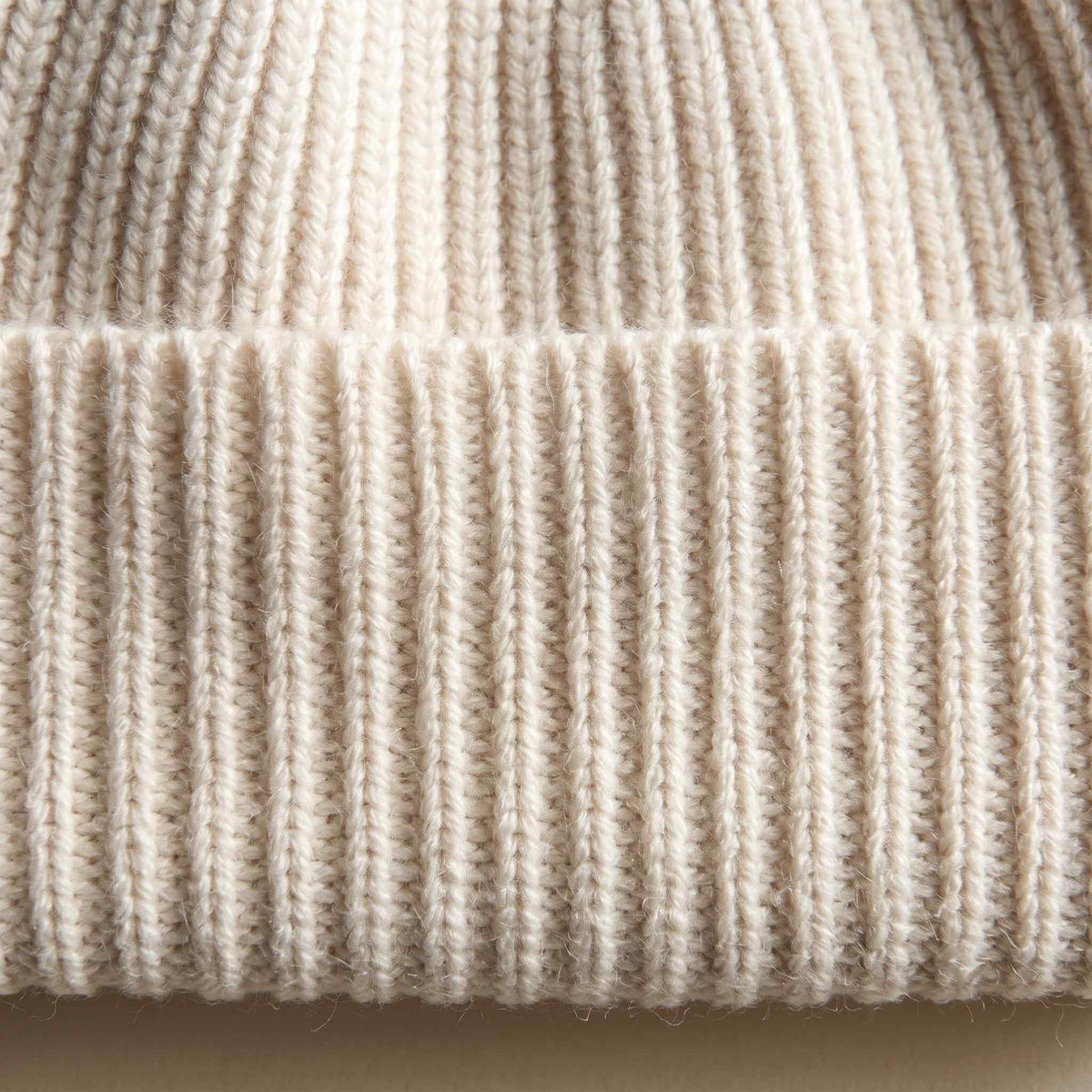 Women's hand-knit cashmere beanie in Off White - view 5