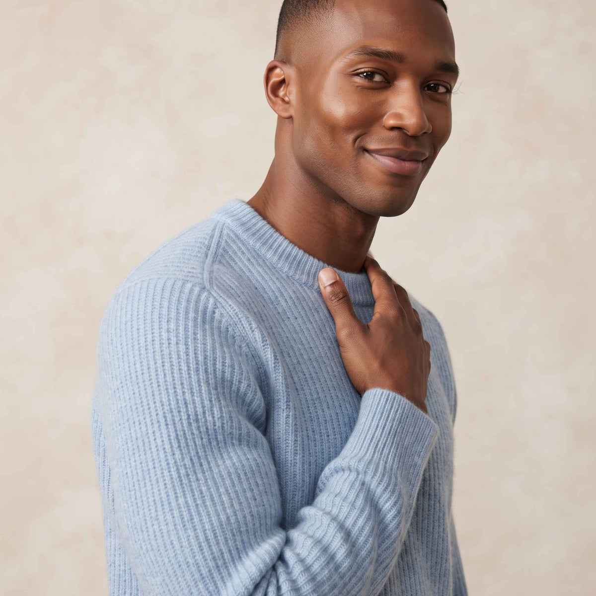 Men's ultra-thick 4-ply cashmere crewneck sweater in Sky Blue — view 5
