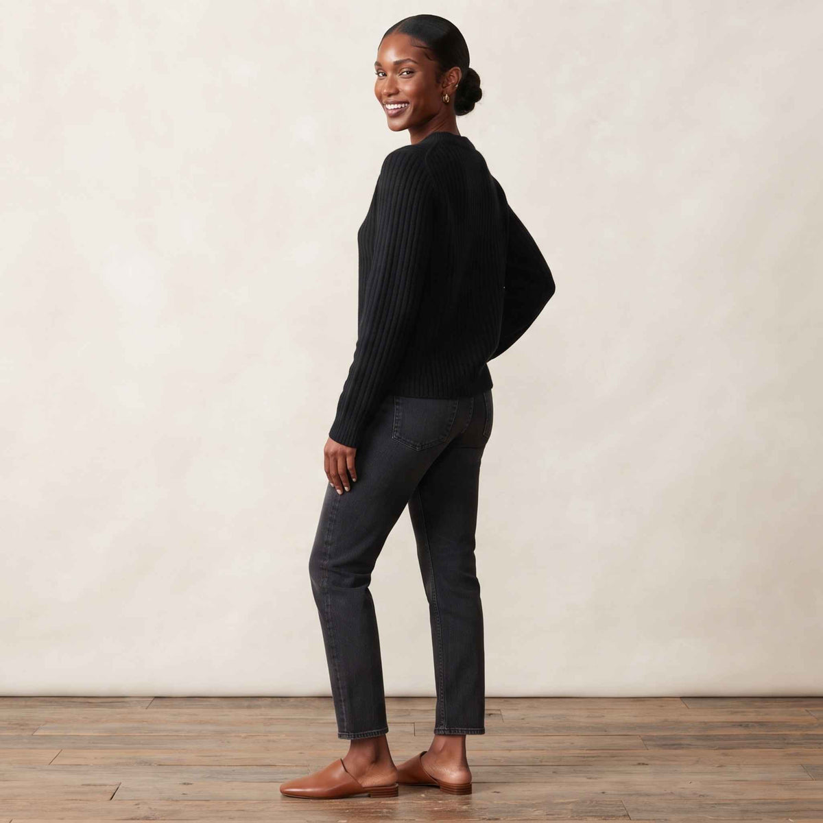 Women's heavyweight ribbed cashmere crewneck sweater in Black — view 5