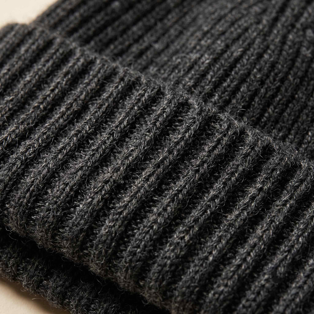 Women's undyed cashmere beanie, natural melange in Dark Grey Melange - view 6