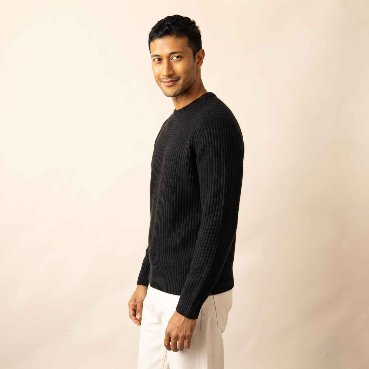 Men's ultra-thick 4-ply cashmere crewneck sweater in Black — view 5