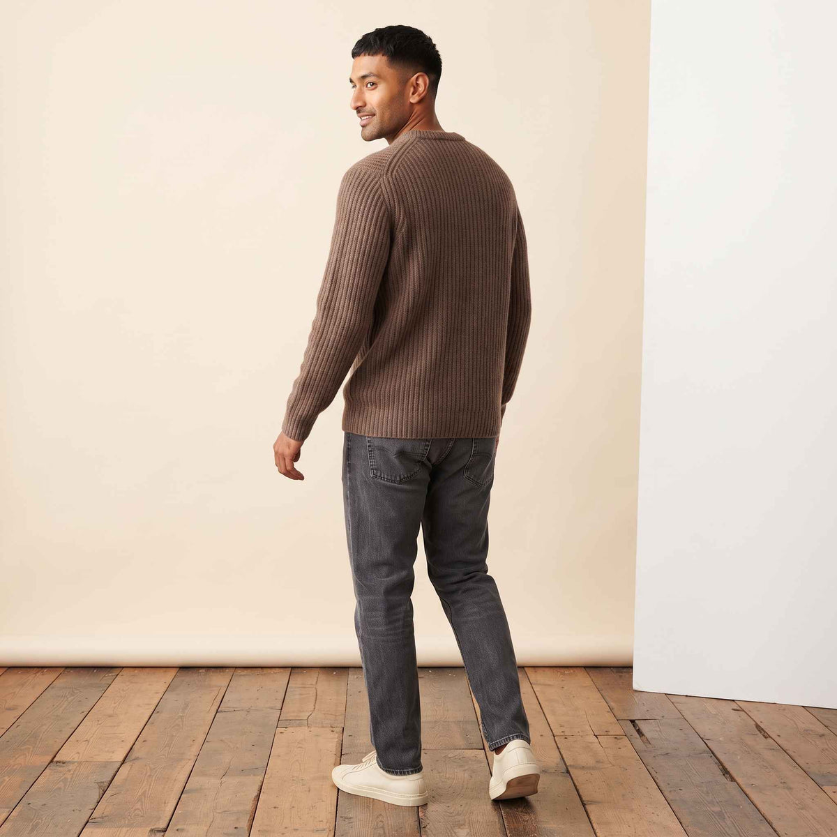 Men's ultra-thick 4-ply cashmere crewneck sweater in Brown — view 6