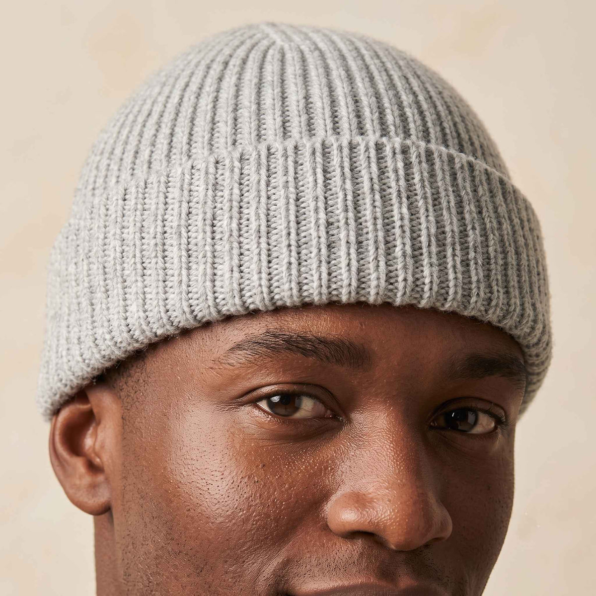 Men's undyed cashmere beanie, natural melange in Light Grey Melange - view 6