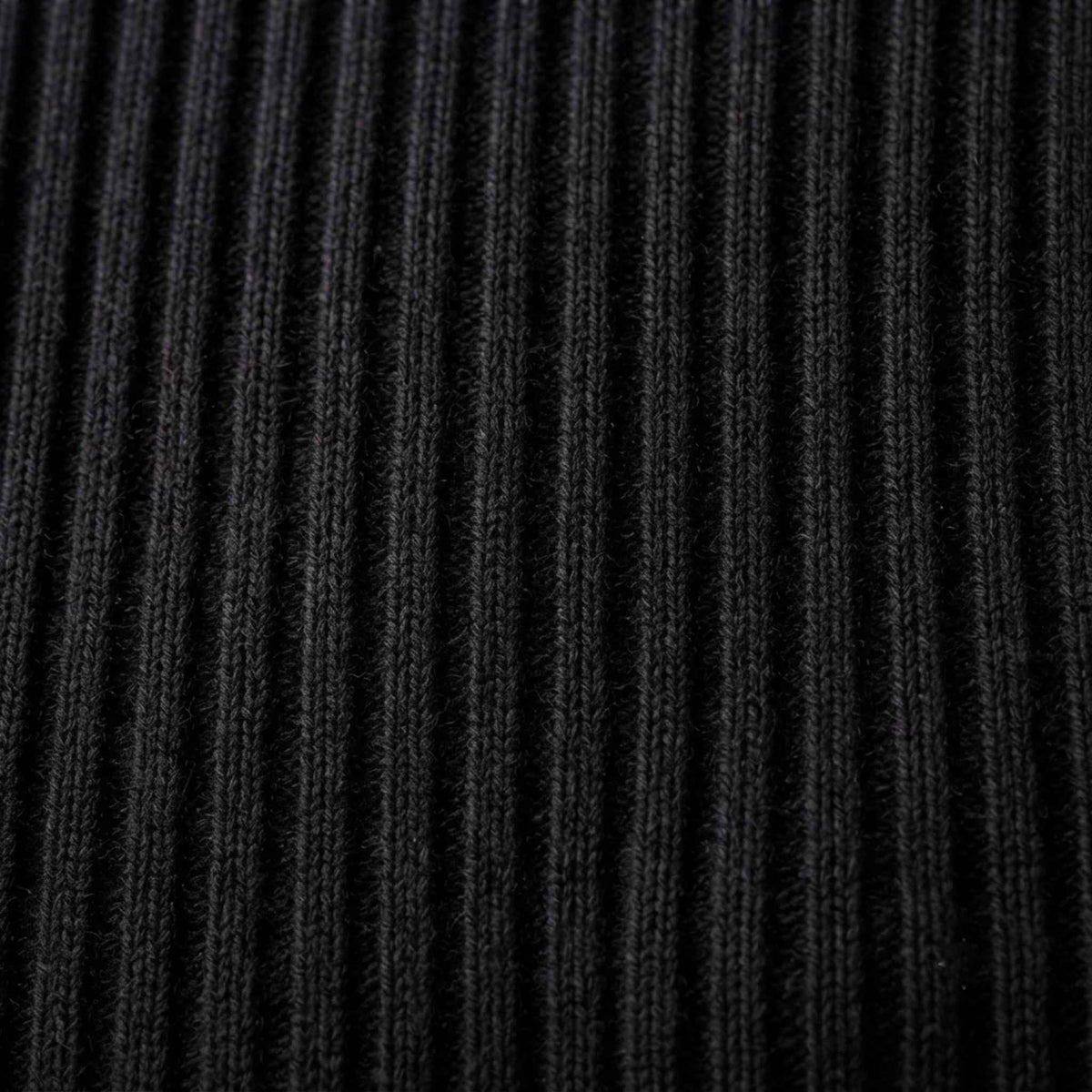 Men's ultra-thick 4-ply cashmere crewneck sweater in Black — view 6