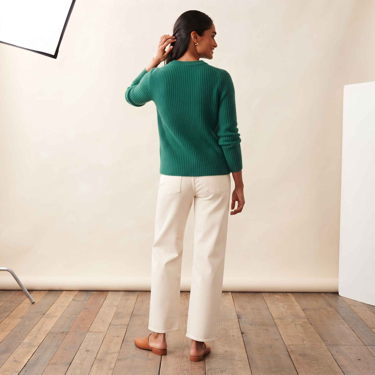 Women's heavyweight ribbed cashmere crewneck sweater in Kelly Green — view 6