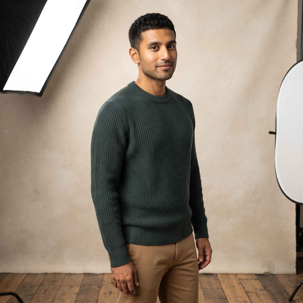 Men's ultra-thick 4-ply cashmere crewneck sweater in Pine — view 6