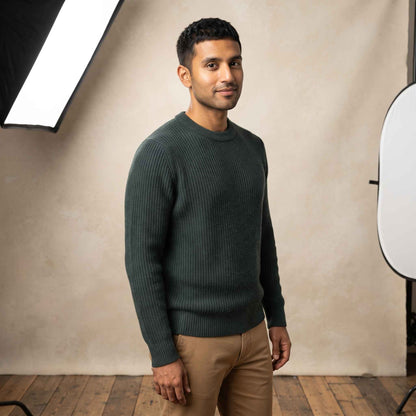Men's ultra-thick 4-ply cashmere crewneck sweater in Pine — view 6