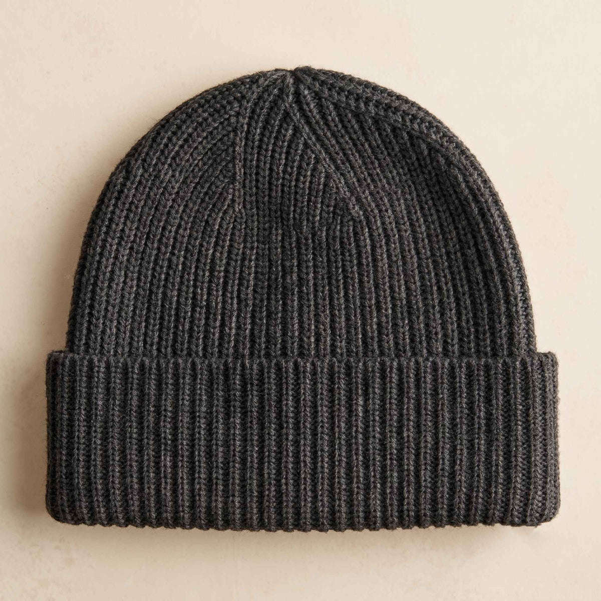 Men's undyed cashmere beanie, natural melange in Dark Grey Melange - view 6
