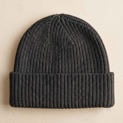Men's undyed cashmere beanie, natural melange in Dark Grey Melange - view 6