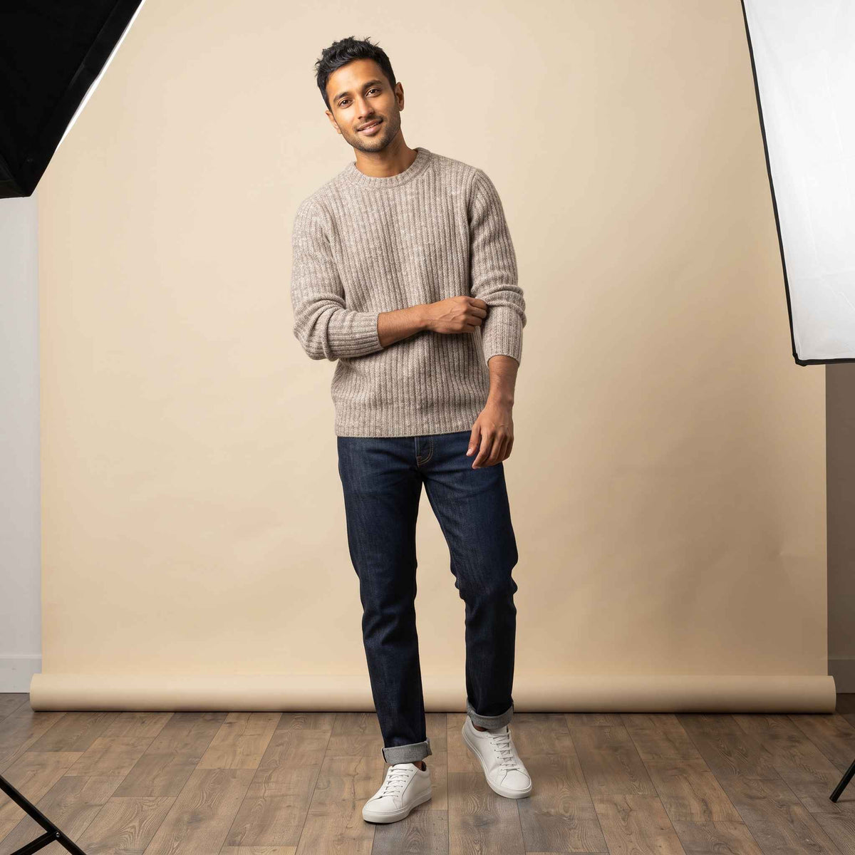 Men's ribbed cashmere crewneck sweater, Signature in Light Grey Melange - view 5