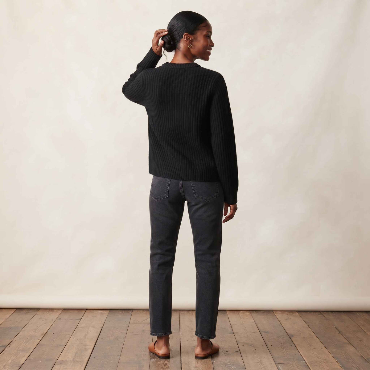 Women's heavyweight ribbed cashmere crewneck sweater in Black — view 6