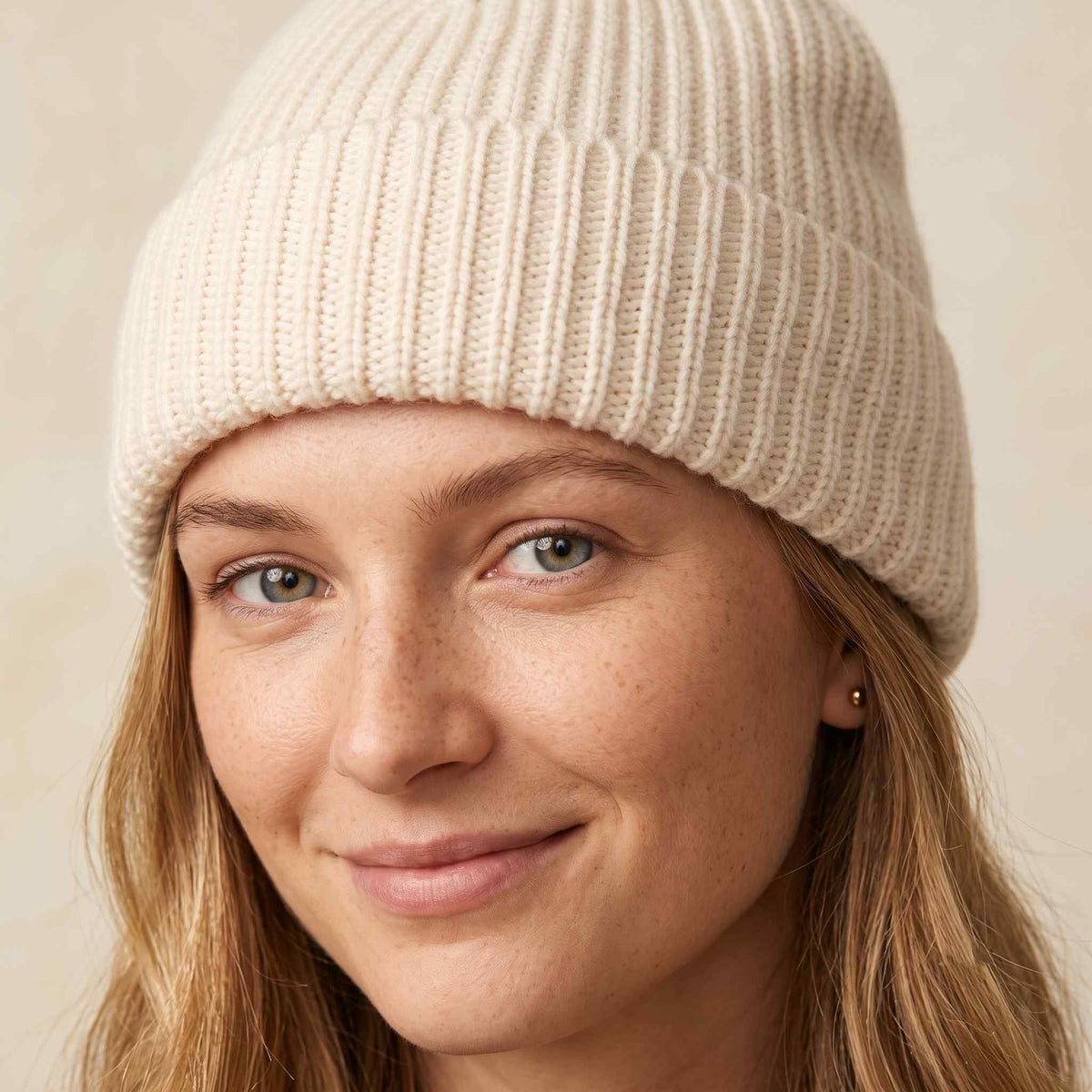 Women's hand-knit cashmere beanie in Off White - view 6