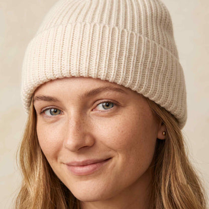 Women's hand-knit cashmere beanie in Off White - view 6