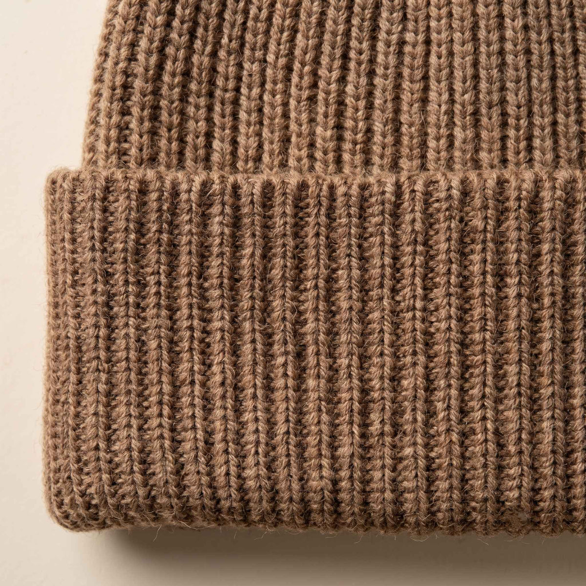Men's undyed cashmere beanie, natural melange in Toast Melange - view 5