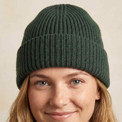 Women's hand-knit cashmere beanie in Pine - view 6