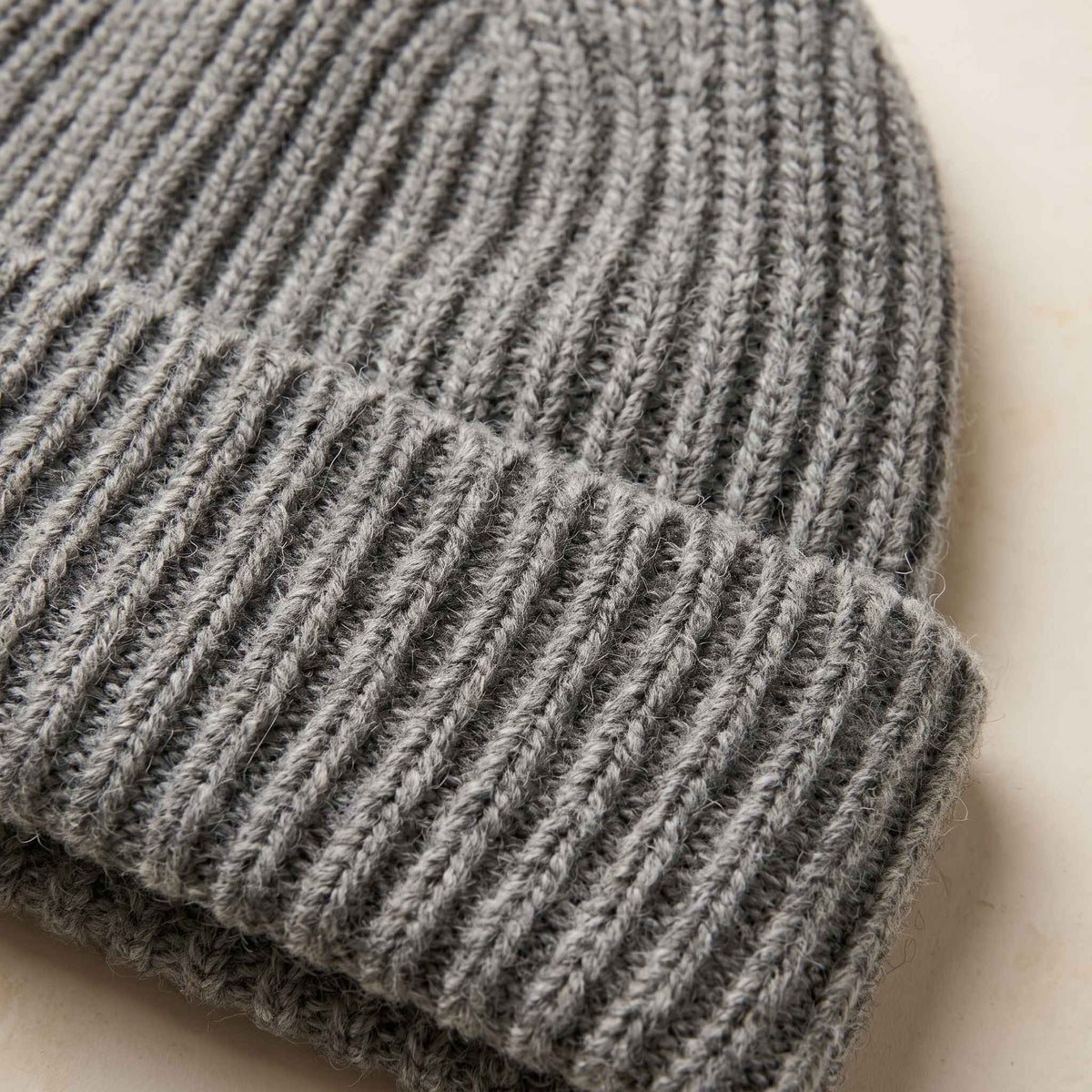 Men's undyed cashmere beanie, natural melange in Mid Grey Melange - view 6