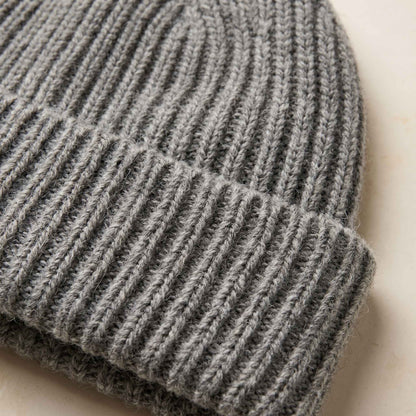 Men's undyed cashmere beanie, natural melange in Mid Grey Melange - view 6