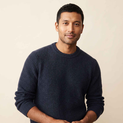 Men's ultra-thick 4-ply cashmere crewneck sweater in Navy Blue — view 6
