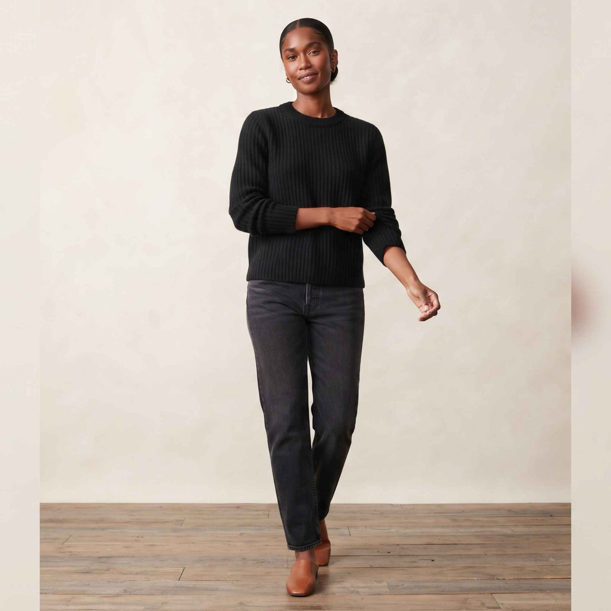 Women's heavyweight ribbed cashmere crewneck sweater in Black — view 7