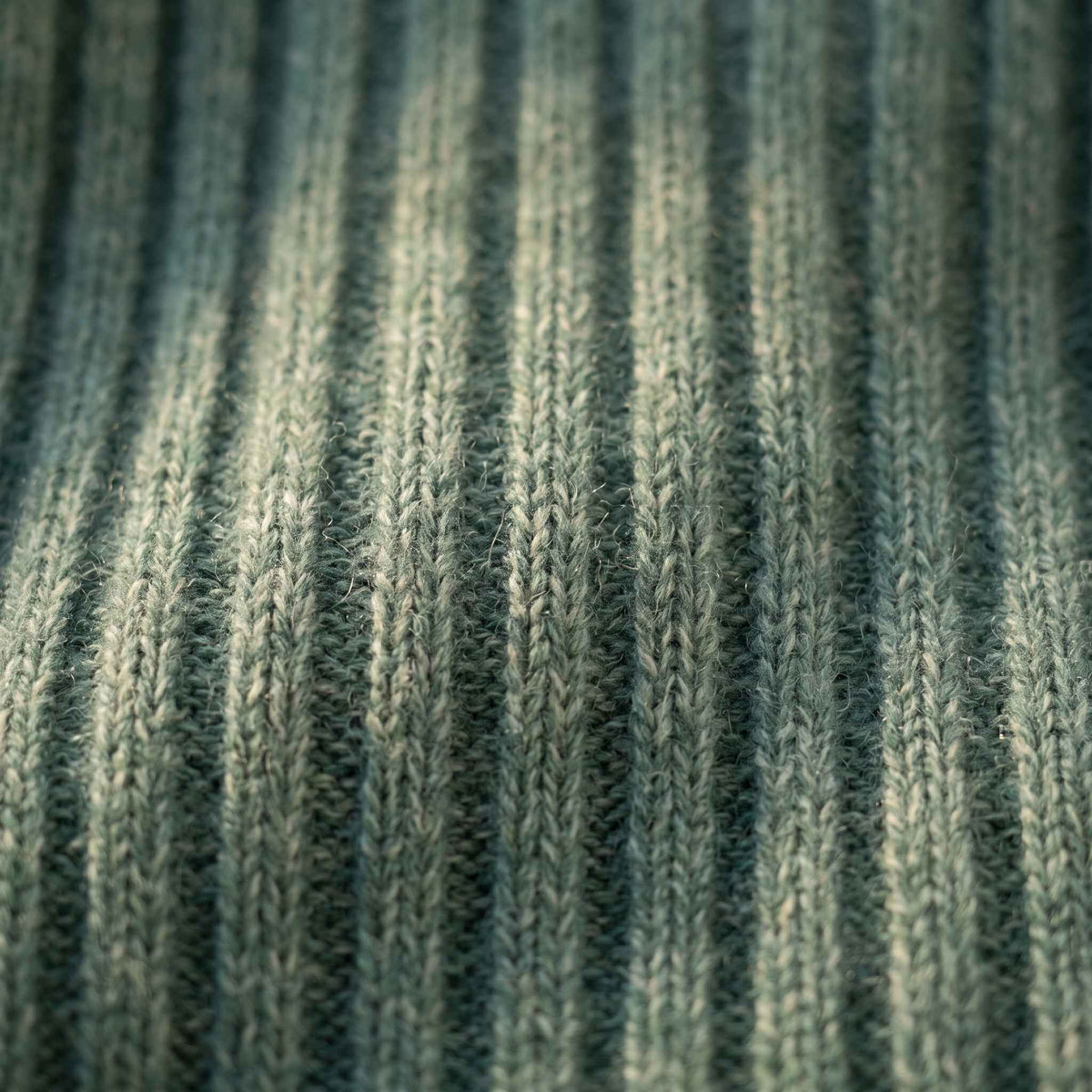 Men's ultra-thick 4-ply cashmere crewneck sweater in Heathered Jade — view 7