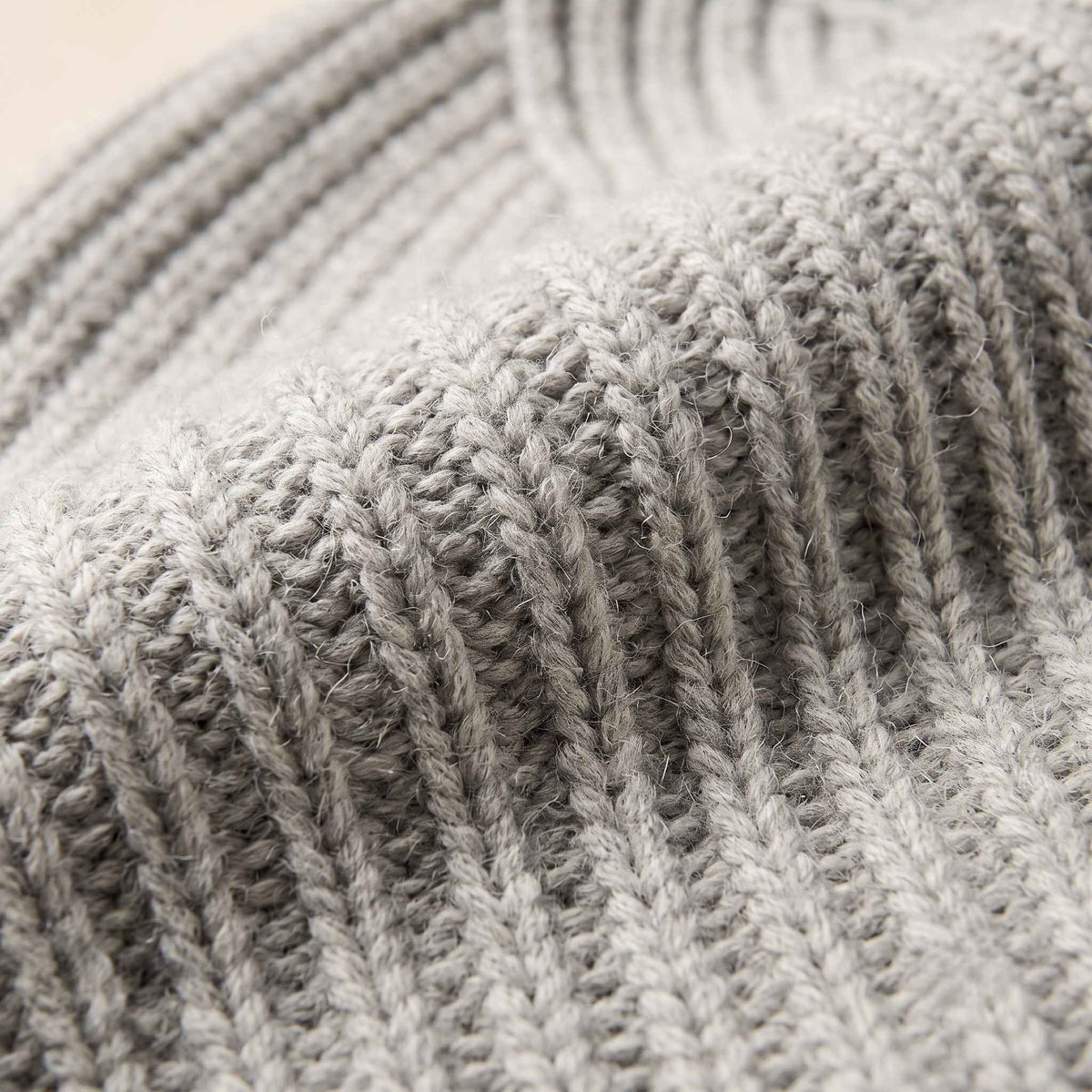 Men's undyed cashmere beanie, natural melange in Light Grey Melange - view 7
