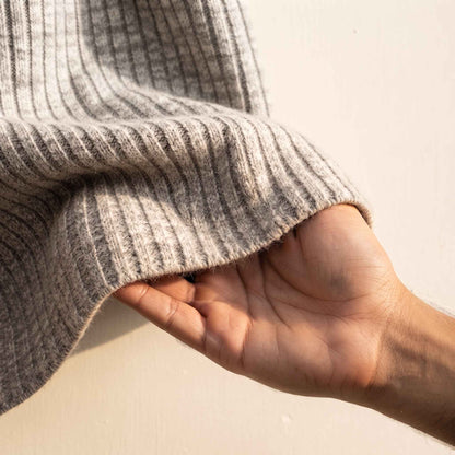 Men's ribbed cashmere crewneck sweater, Signature in Light Grey Melange - view 6