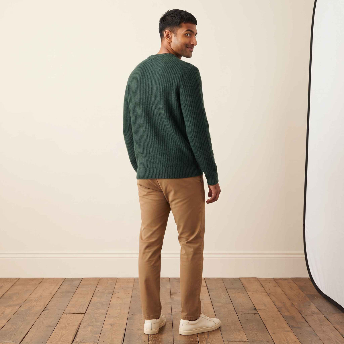 Men's ultra-thick 4-ply cashmere crewneck sweater in Pine — view 8