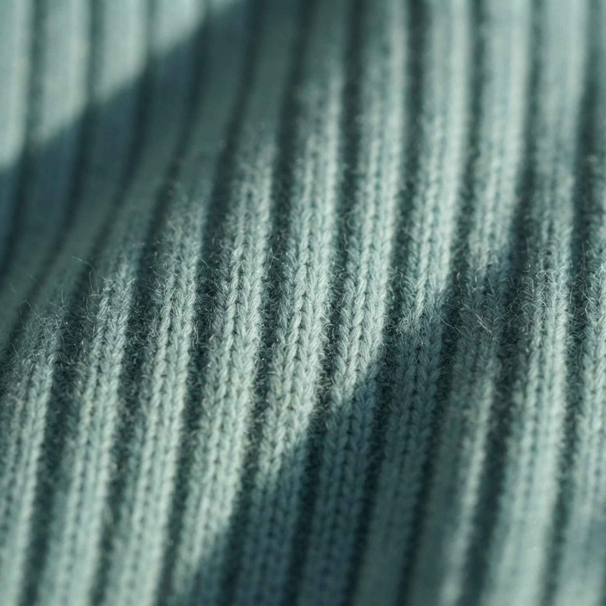 Women's heavyweight ribbed cashmere crewneck sweater in Heathered Jade — view 8
