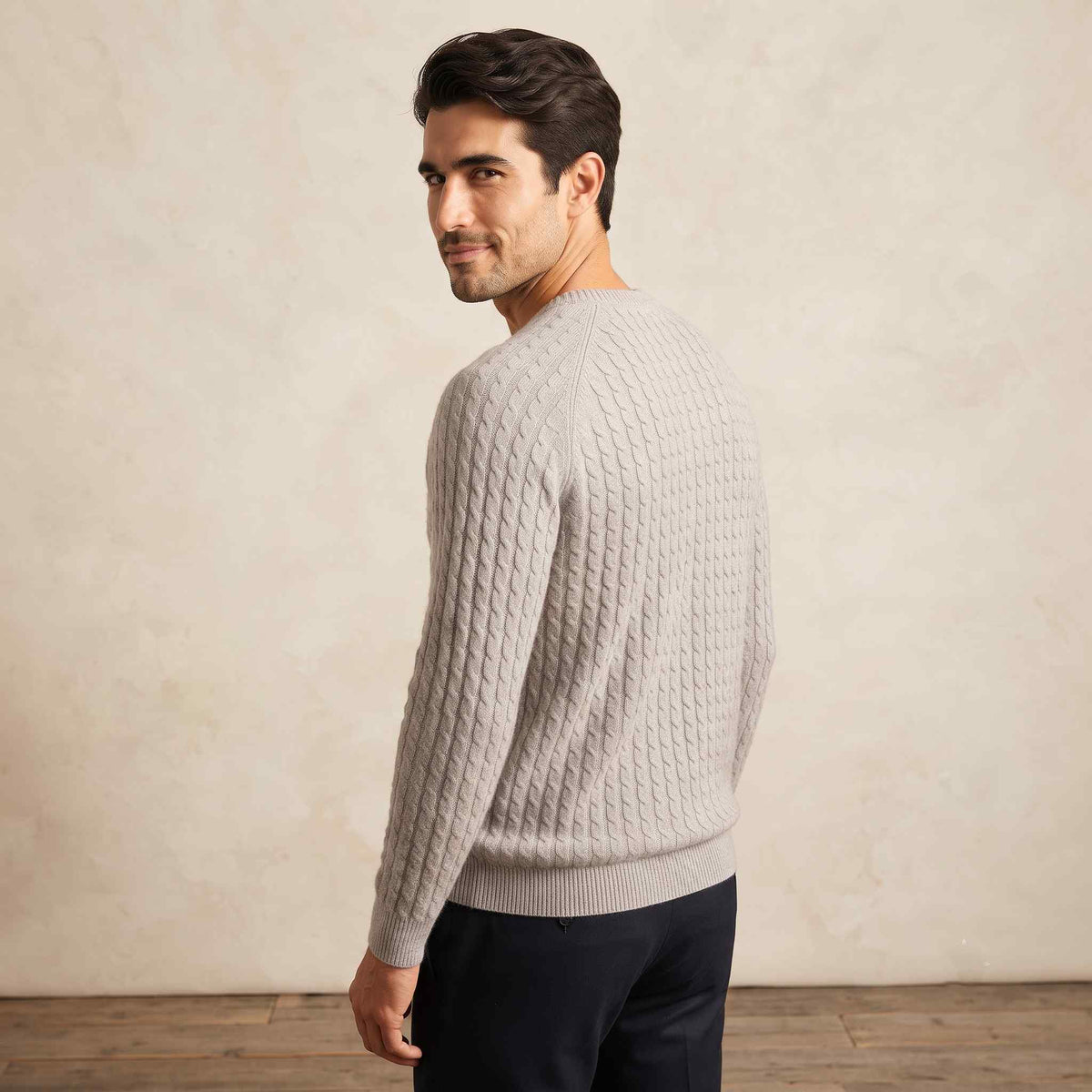 Men's undyed cashmere cable-knit Atlas sweater in Light Grey Melange — view 3
