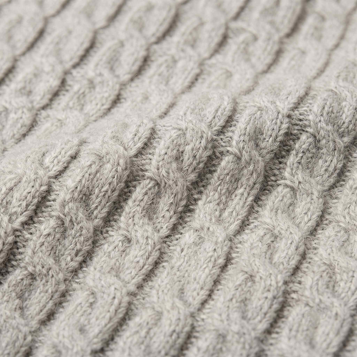Men's undyed cashmere cable-knit Atlas sweater in Light Grey Melange — view 4