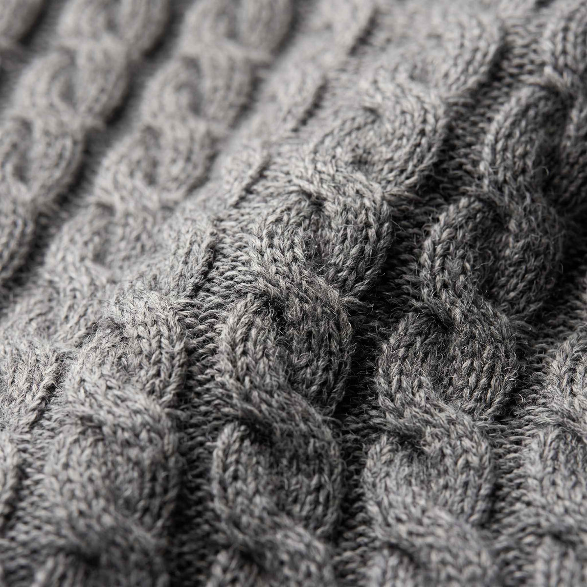 Men's undyed cashmere cable-knit Atlas sweater in Mid Grey Melange — view 5