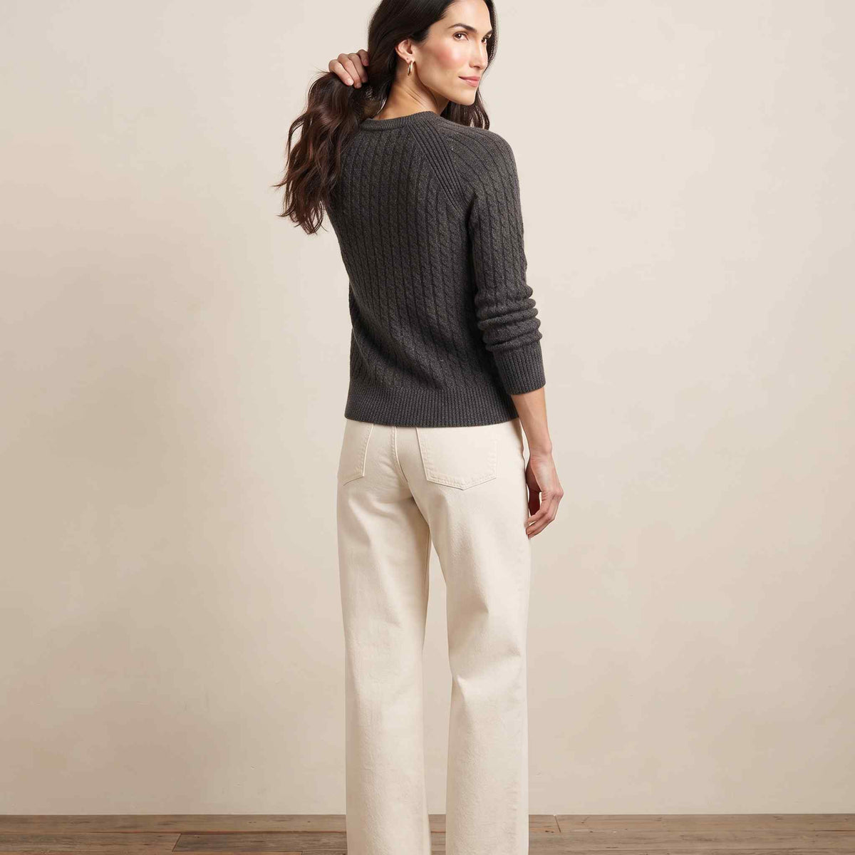 Women's undyed cashmere cable-knit Grace sweater in Dark Grey Melange — view 4