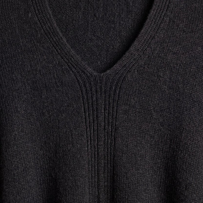 Women's V-neck cashmere poncho in Black — V-neckline detail