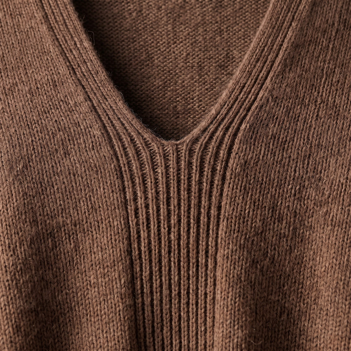 Women's V-neck cashmere poncho in Brown — V-neckline detail