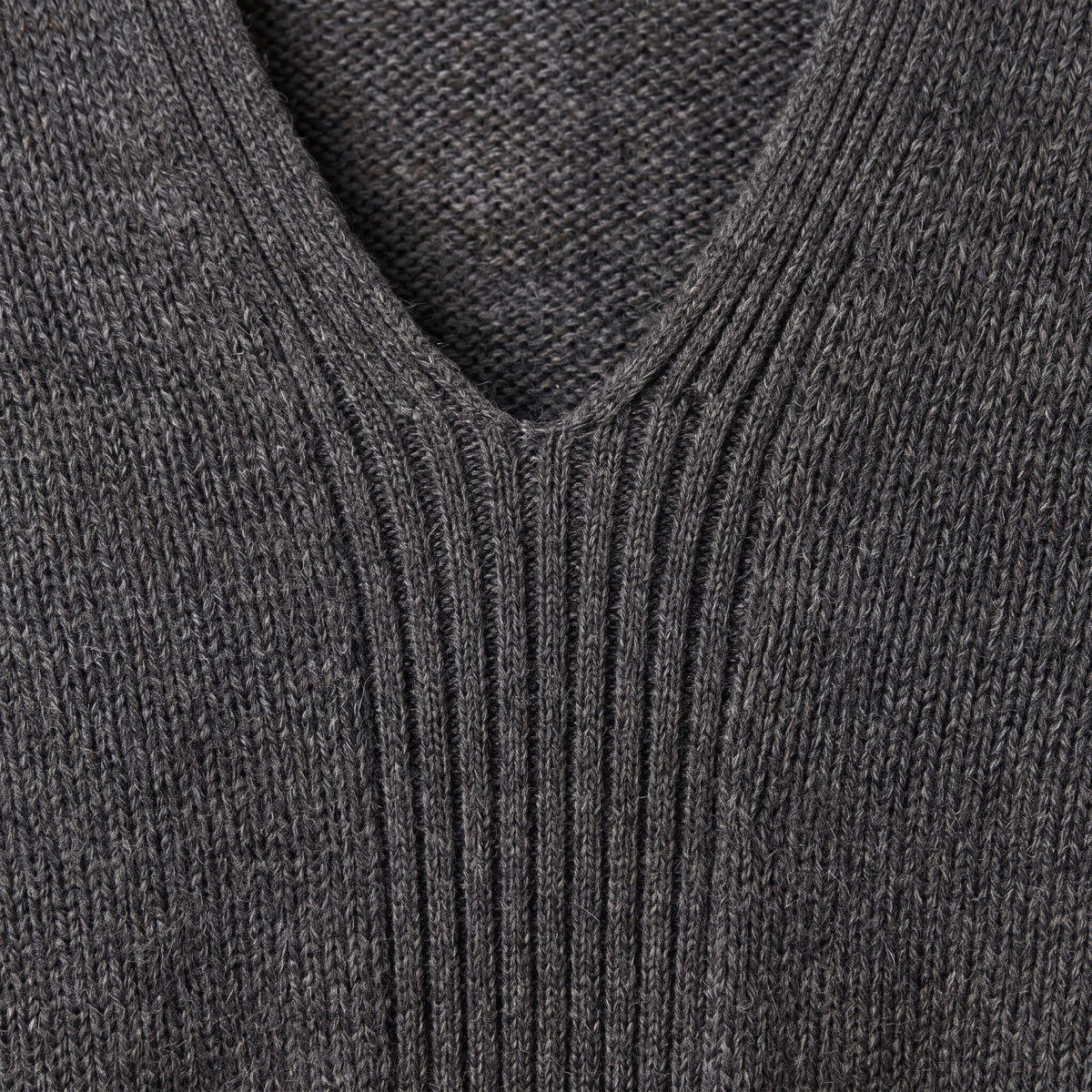 Women's undyed cashmere poncho in Dark Grey Melange — V-neckline detail