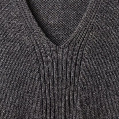 Women's undyed cashmere poncho in Dark Grey Melange — V-neckline detail