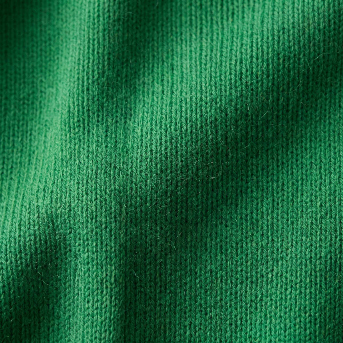 Women's V-neck cashmere poncho in Kelly Green — knit texture detail
