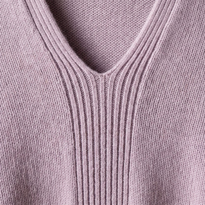 Women's V-neck cashmere poncho in Lilac — V-neckline detail