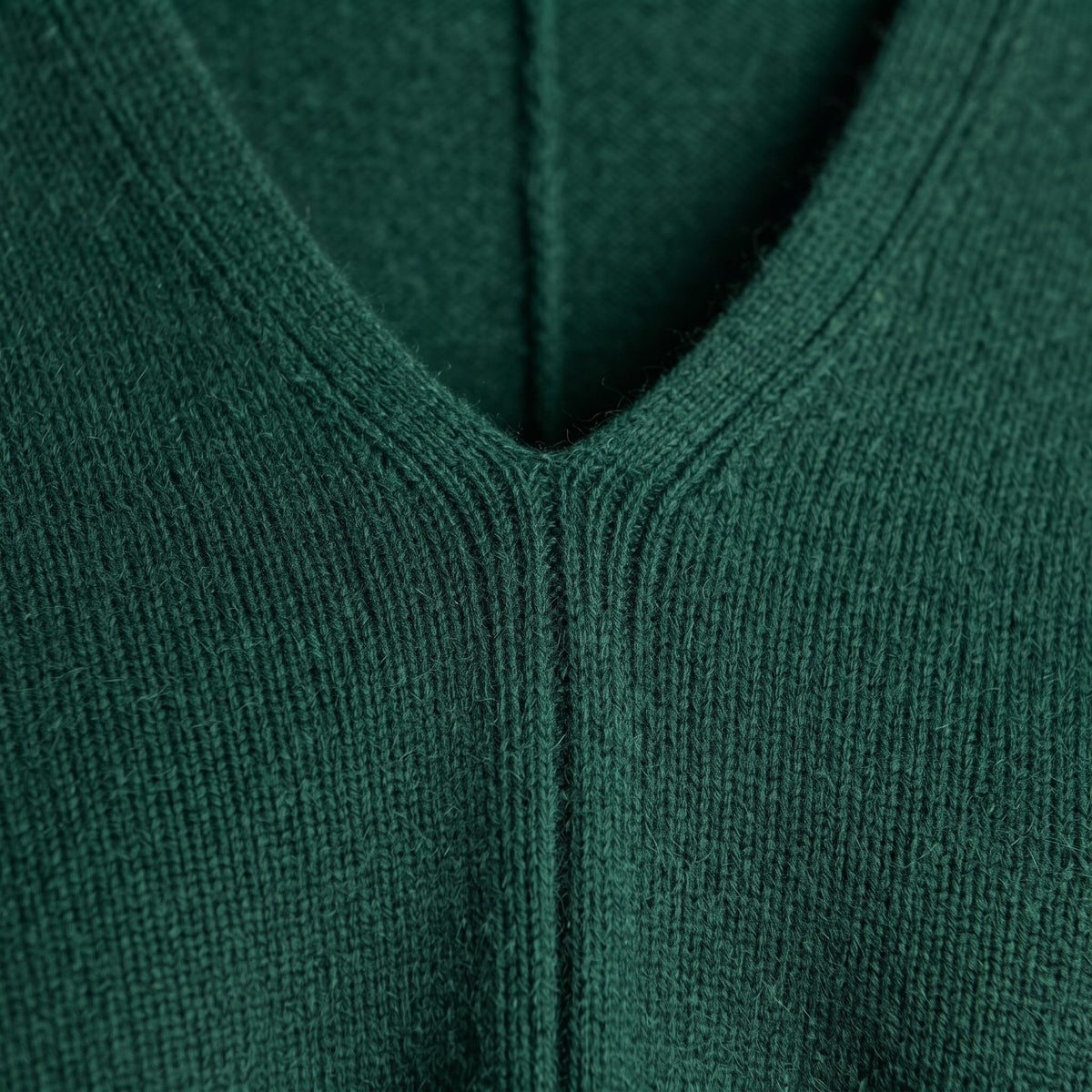 Women's V-neck cashmere poncho in Pine — V-neckline detail