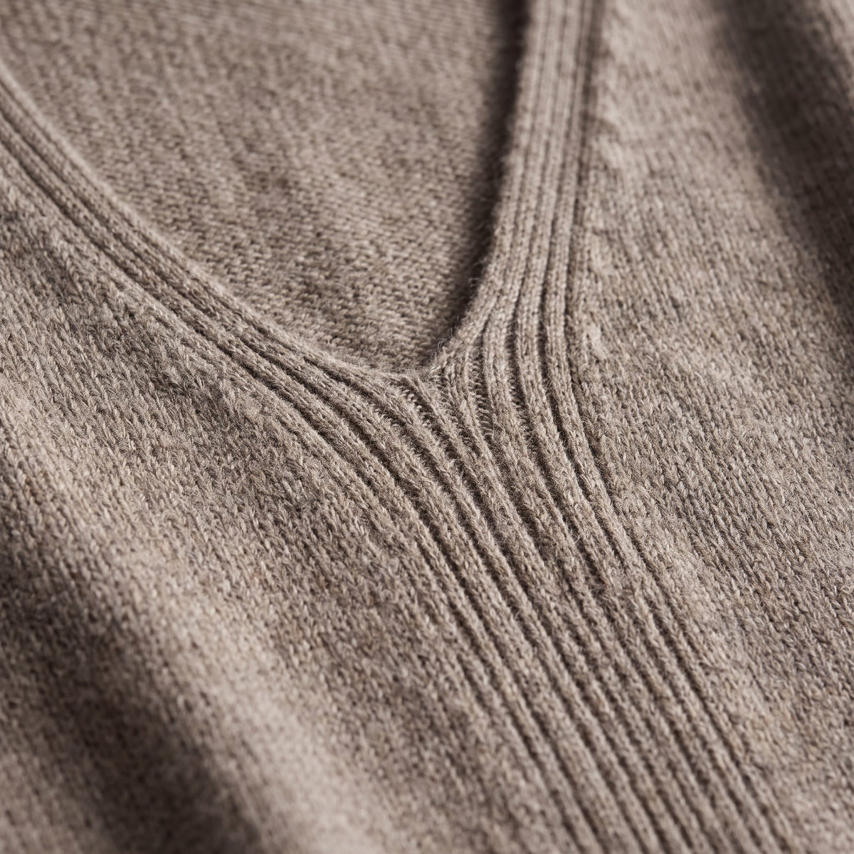 Women's undyed cashmere poncho in Toast Melange — V-neckline detail